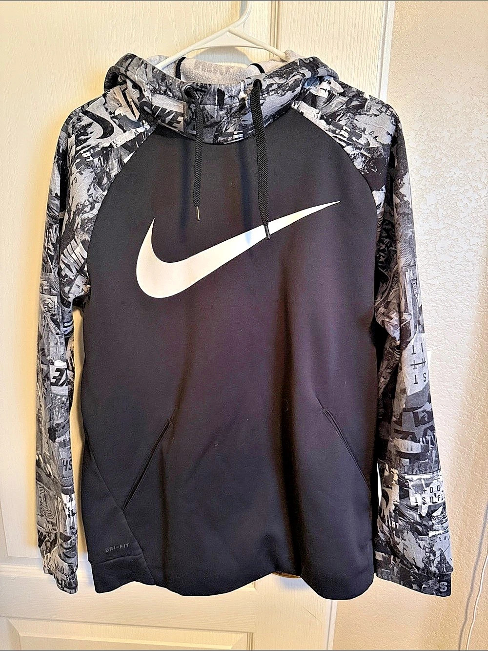 Nike Dri-FIT Graphic Pullover Hoodie Black & Gray Large